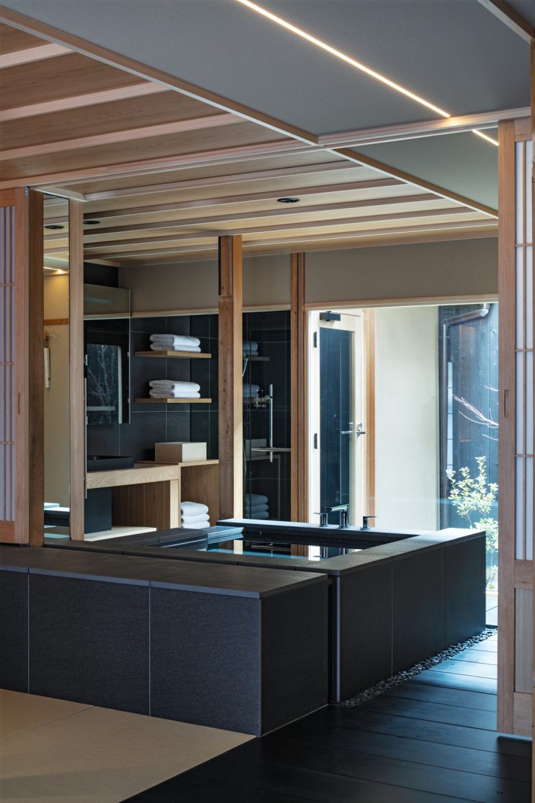 туалетная комната с каменной раковиной ANJIN Gosho Ebisugawa