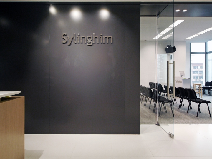 Тёмные цвета в офисе - логотип компании Sylinghim