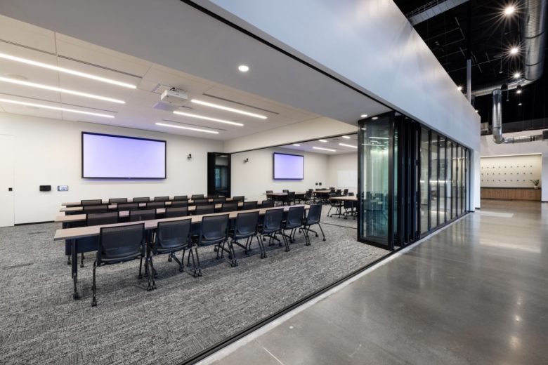 учебный класс со толами и экраном DPR Construction Offices