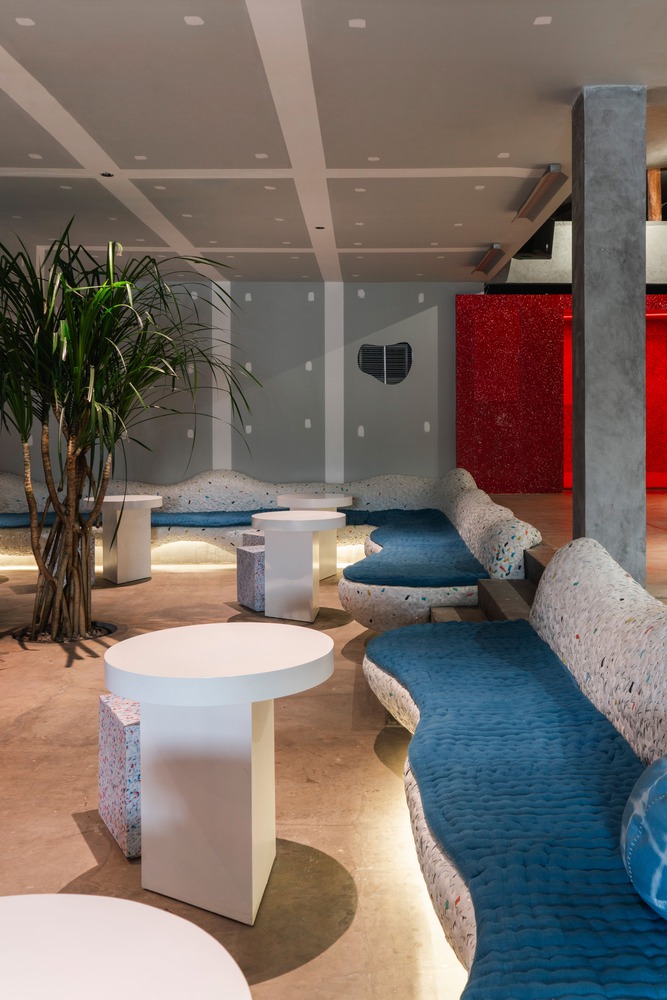 угловой фигурный сине-белый диван Space Available Jakarta Community Center