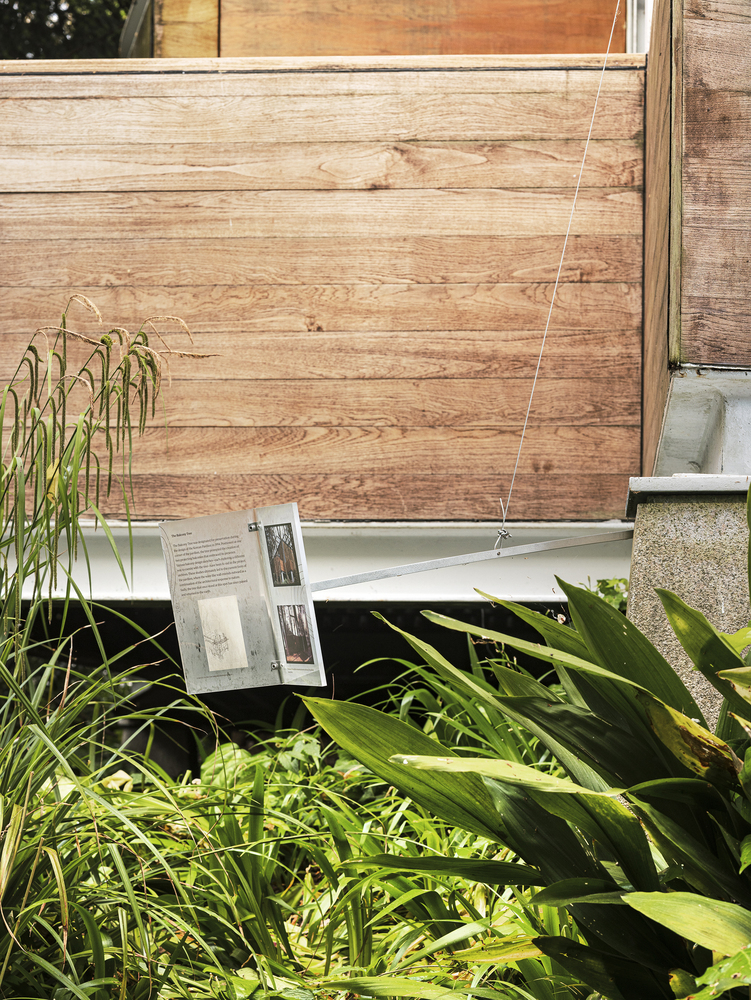 указатель с информацией Korean Pavilion в траве