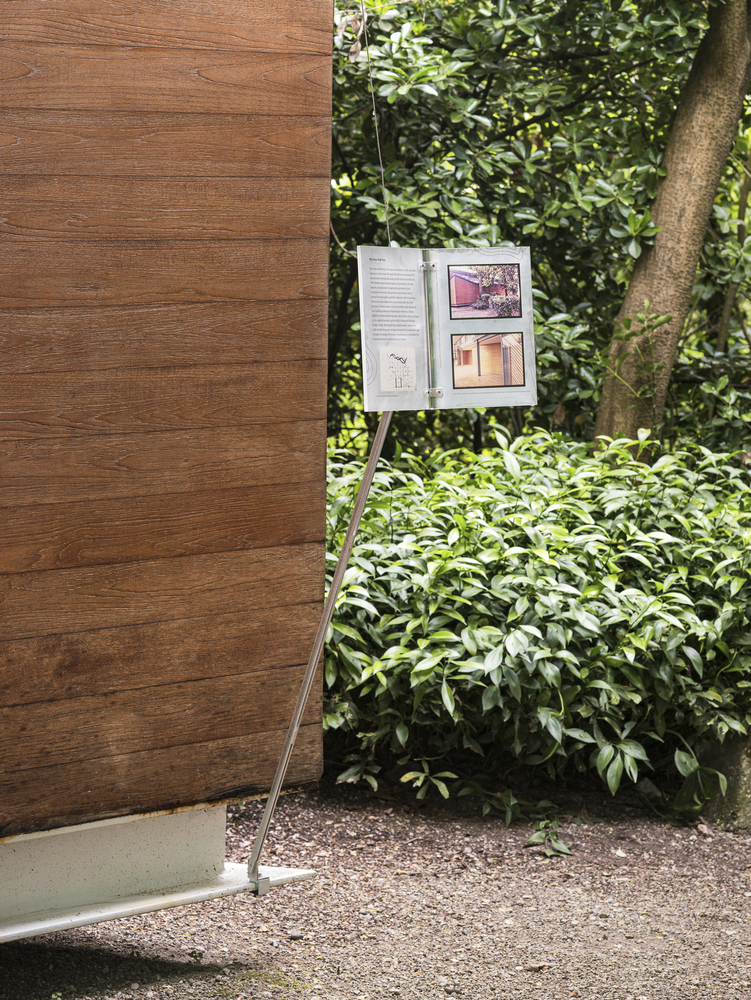 указатель с информацией на улице Korean Pavilion