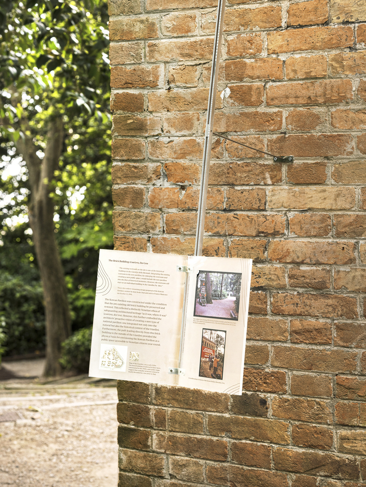 указатель с информацией у стены Korean Pavilion