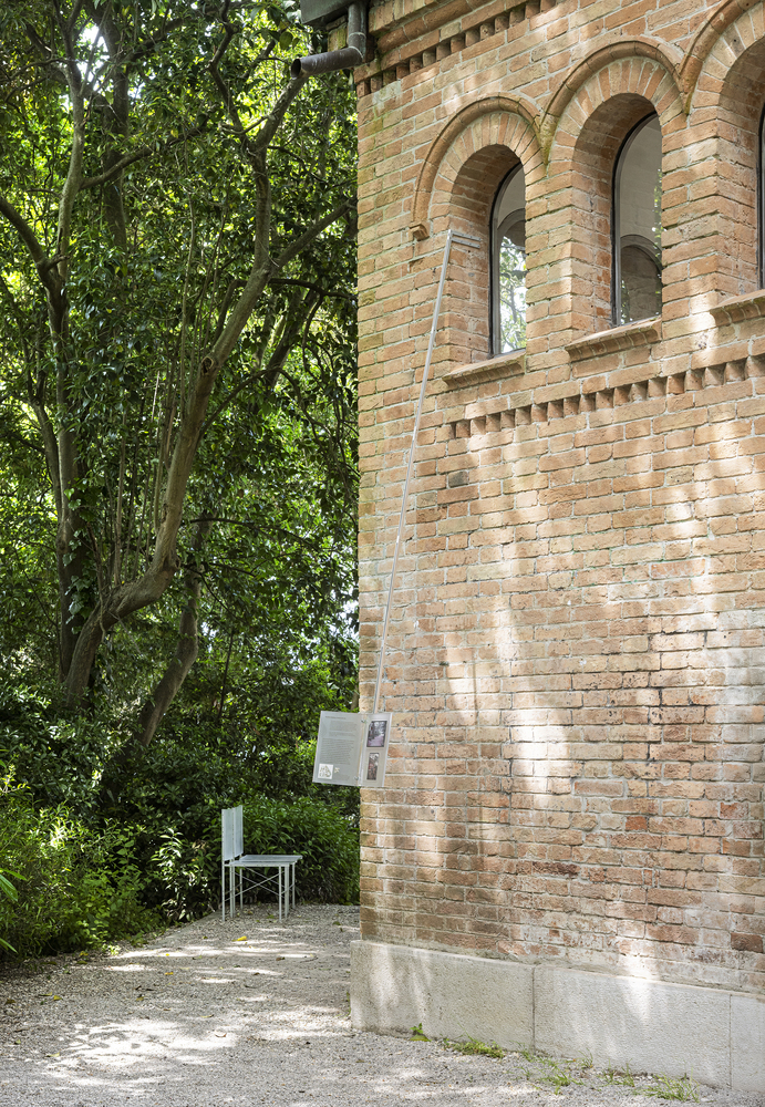 указатель с информацией у здания Korean Pavilion