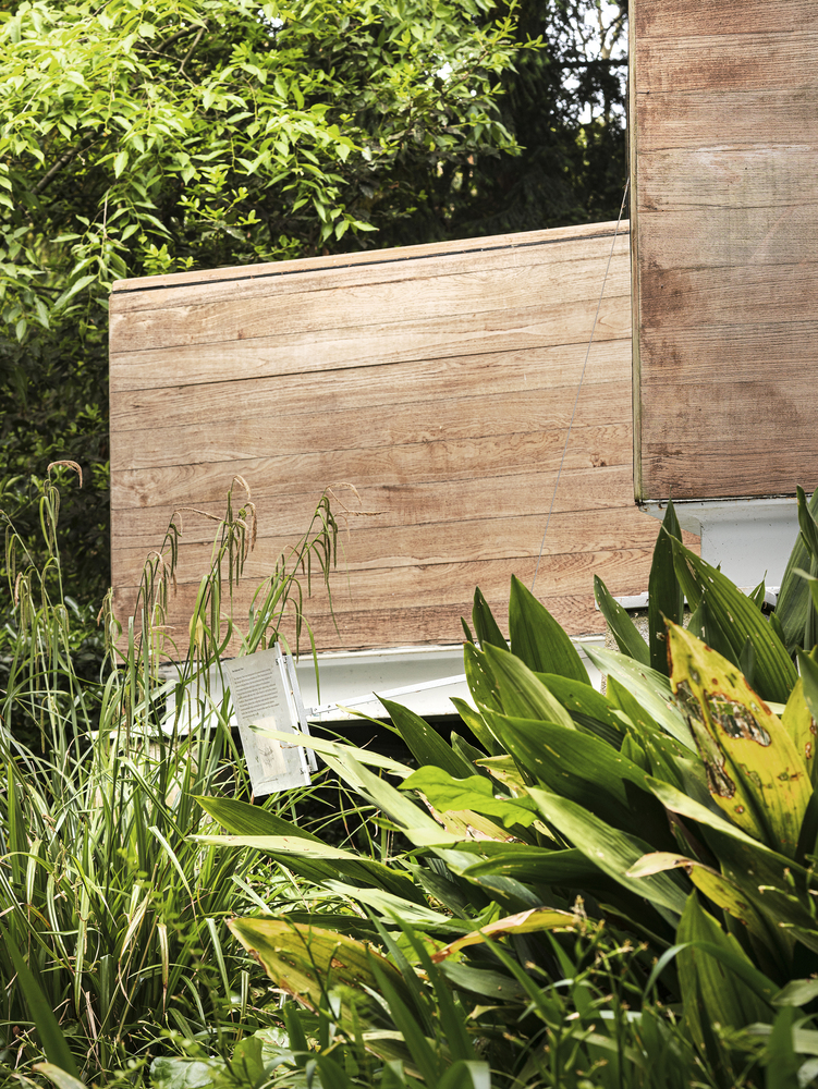 указатель с информацией в траве Korean Pavilion