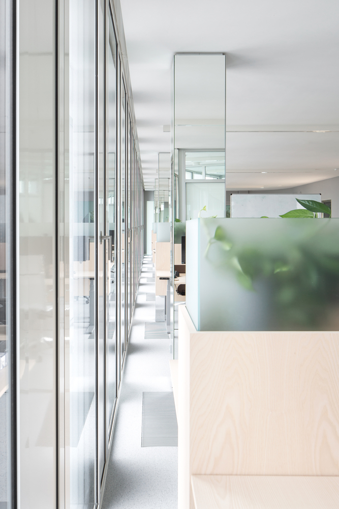 узкий проход вдоль окна Signa Sports United High‑Rise Tower