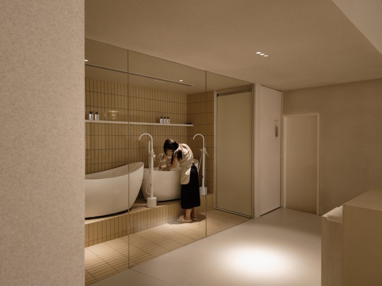 ванная комната с белыми ваннами Cher’s Hair Saloon