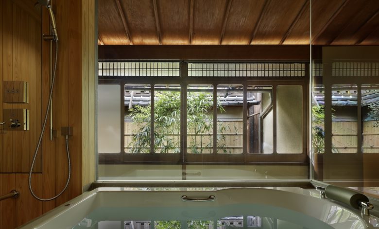 ванная комната с джакузи Hotel VMG Villa Kyoto