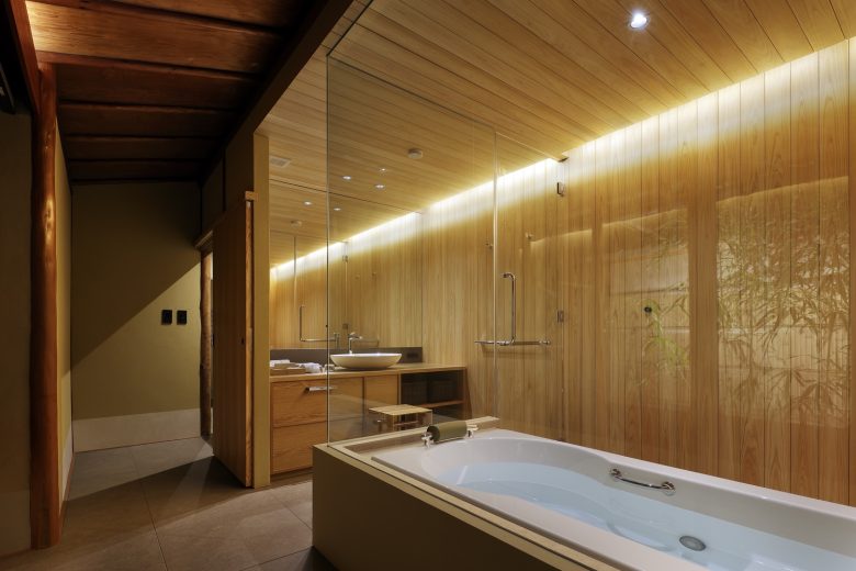 ванная комната с ванной джакузи Hotel VMG Villa Kyoto