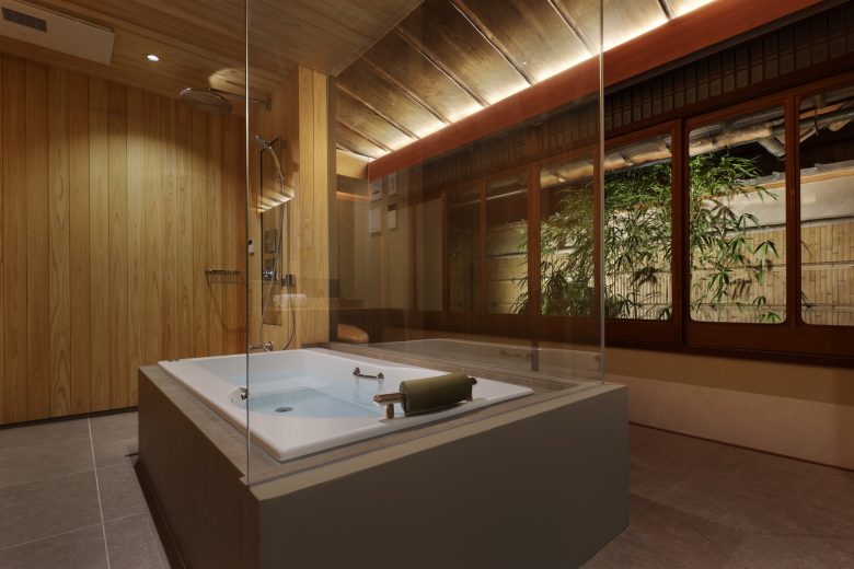 ванная за стеклянной перегородкой Hotel VMG Villa Kyoto
