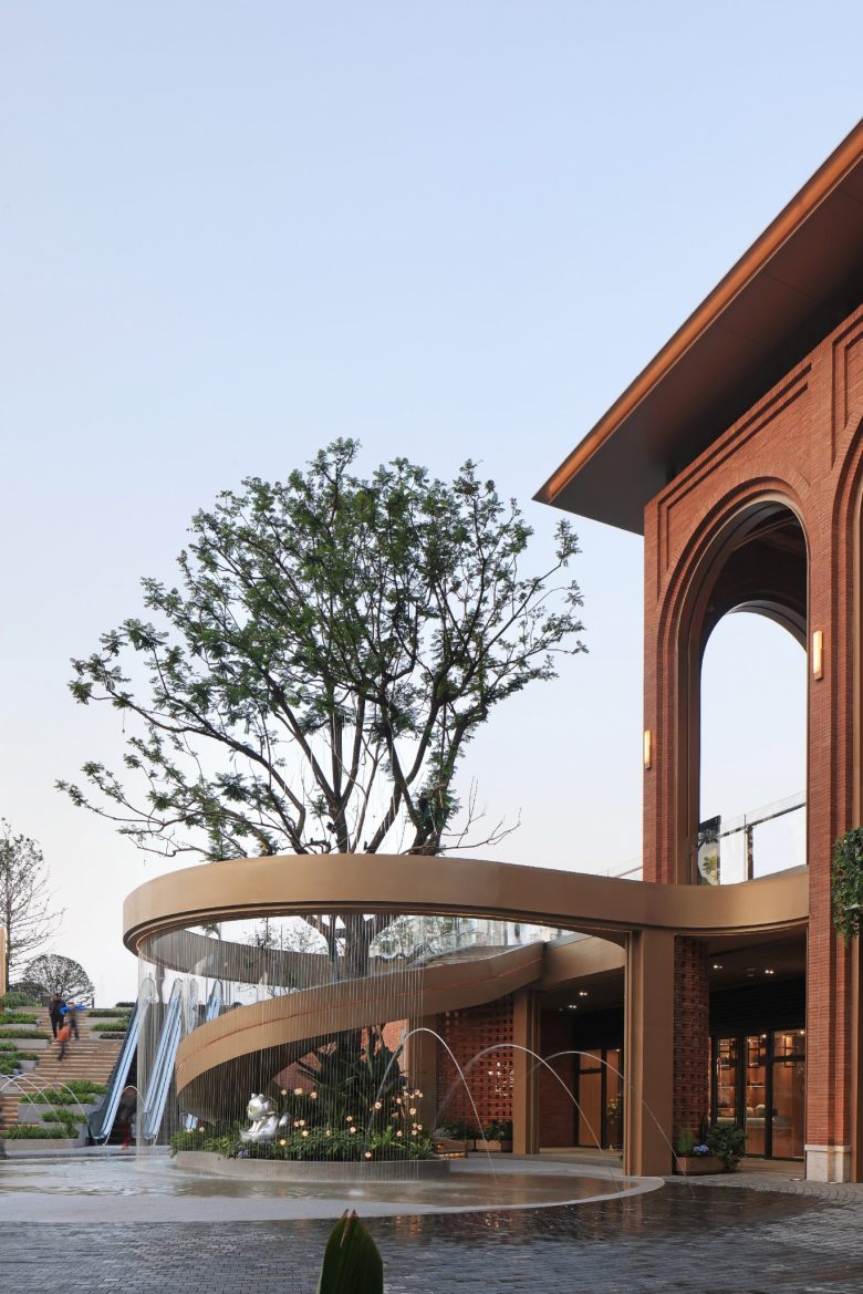 вертикальный фонтан у здания City of Inspiration