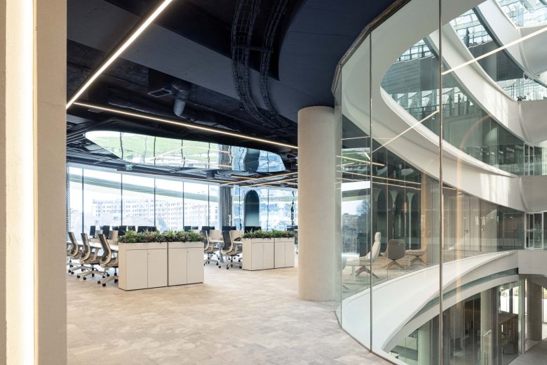 вход в рабочую зону Oporto MAZARS offices