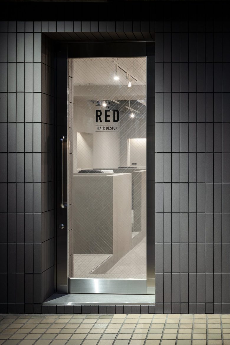 вход в салон RED