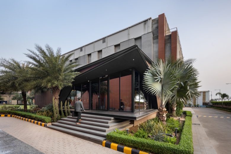 вход в здание Acme offices