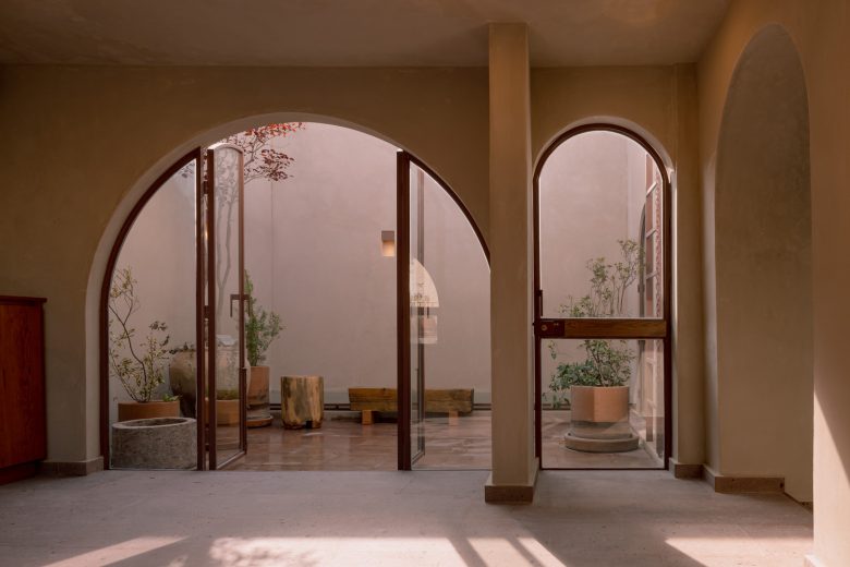 вход в зону отдыха LGBTQ+ Community Center Casa de Rubén