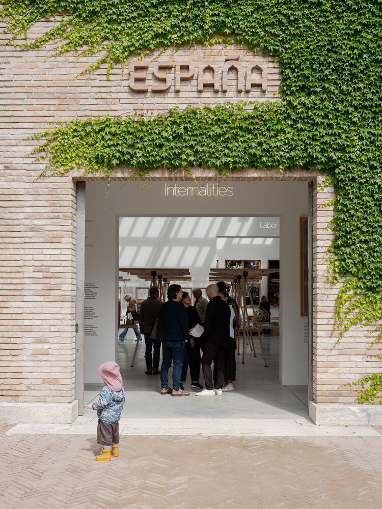 входная группа Spanish Pavilion 2025