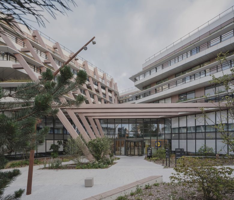 входная зона Campus Lidl France вид с улицы