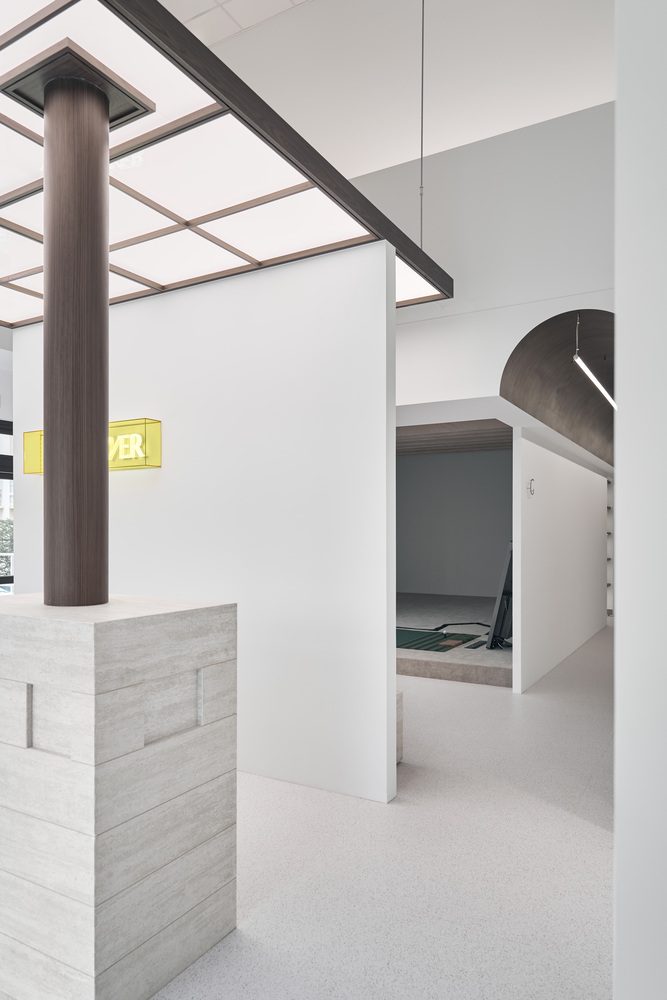 входная зона ресепшн Traces of Light вид на комнату для гольфа