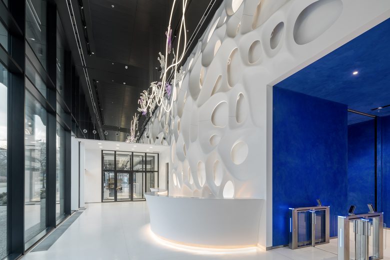 входная зона с электронными турнекетами HIMACS transforms a wall into a work of art with the “Bionic Wall” project in the A1 building