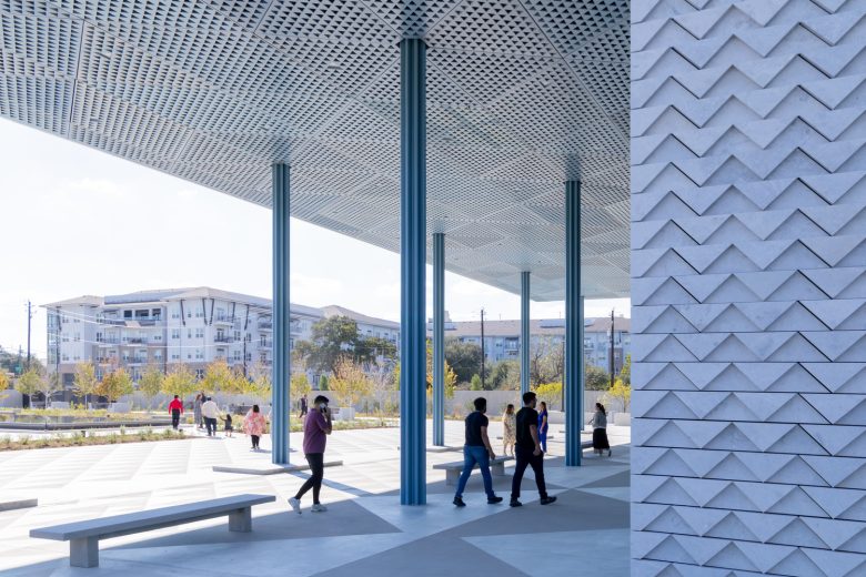 входная зона с лавочками Первый исмаилитский центр в США