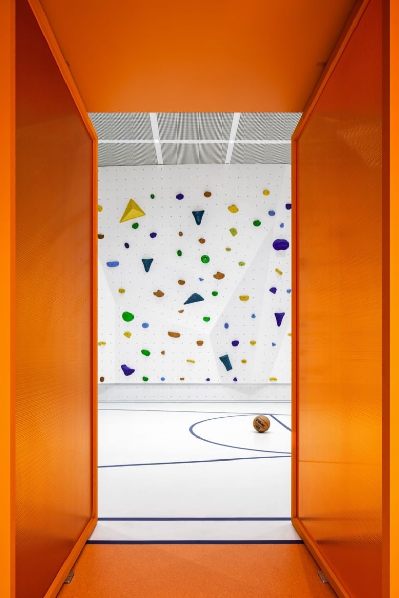 входная зона спортзал Max Zone Show Office & Sales Center in Foshan