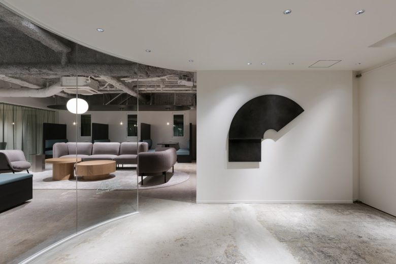 входная зона сбоку Adal Creative Place в Осаке