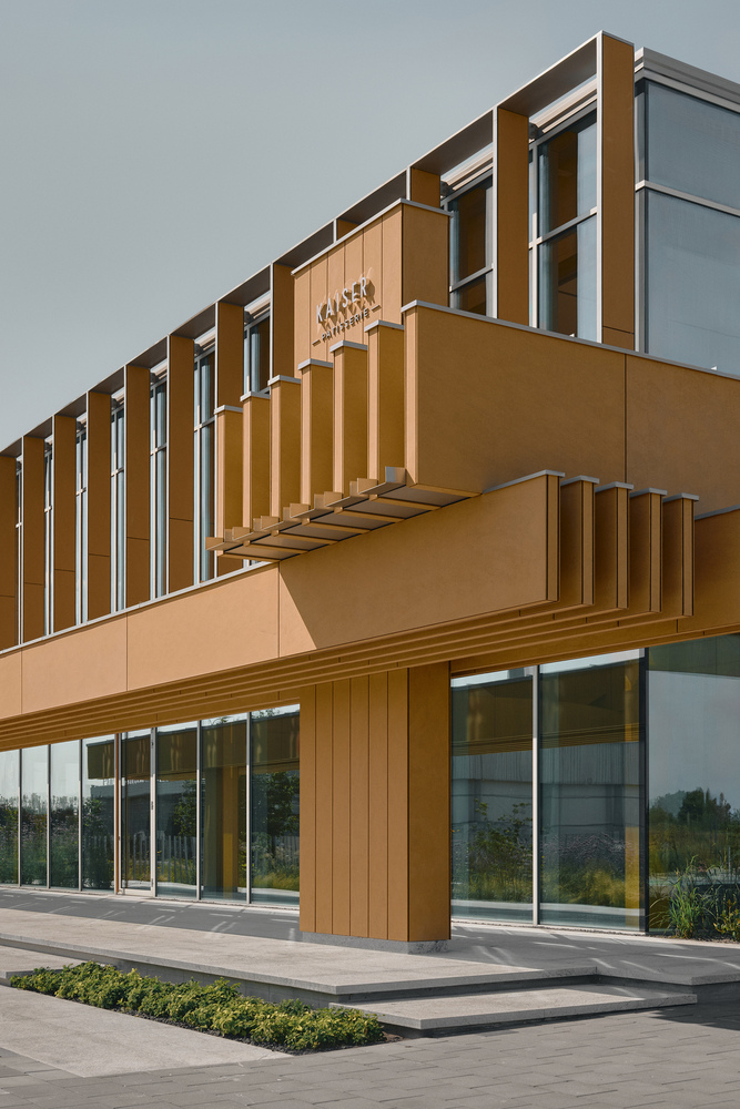 вход с улицы в здание с вывеской Pracownia – The Workshop