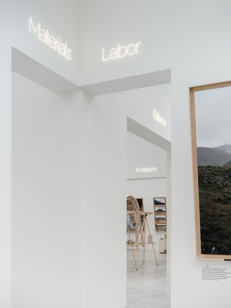 входы в разные залы Spanish Pavilion 2025