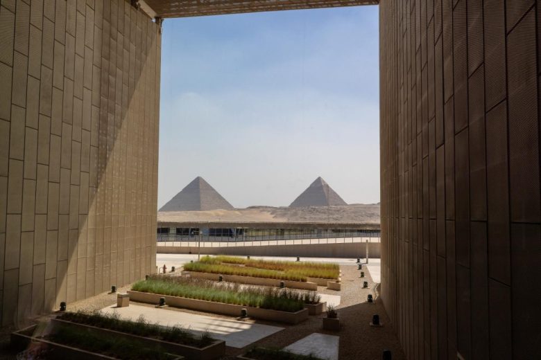 вид из музея Grand Egyptian Museum