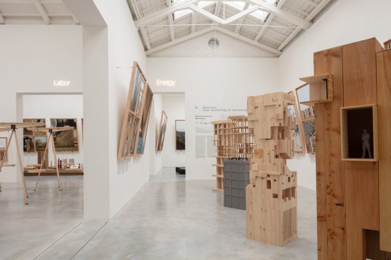 вид на два зала Spanish Pavilion 2025 со стороны