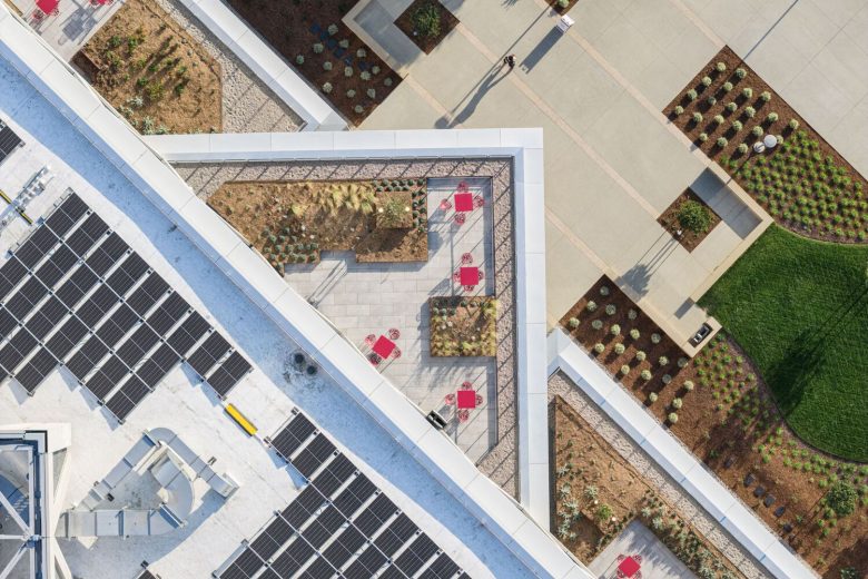 вид на крышу сверху на Claremont McKenna College