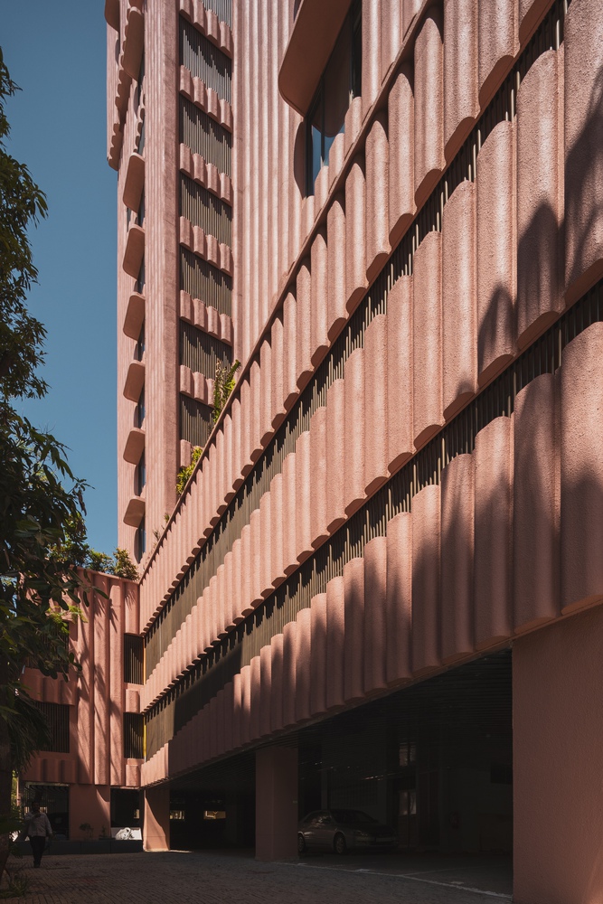 вид на вход Satguru’s Rendezvous с улицы