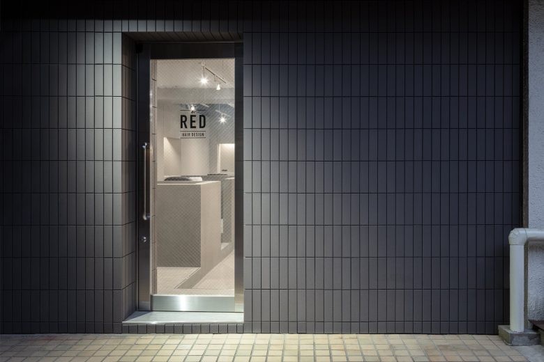 вид на вход с улицы RED