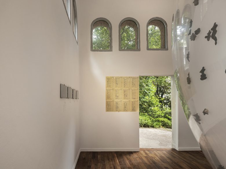 вид на выход из здания Korean Pavilion