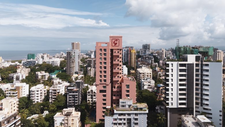 вид на здание и город Satguru’s Rendezvous