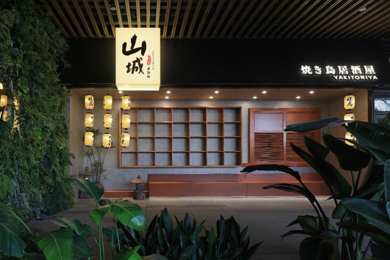 вид на здание вечером City of Inspiration