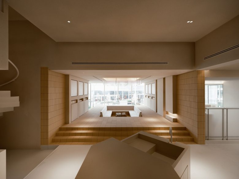 вид на зону отдыха с диваном Cher’s Hair Saloon