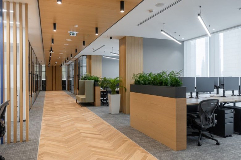 вид рабочих мест сбоку Russell Reynolds Associates в Лондоне