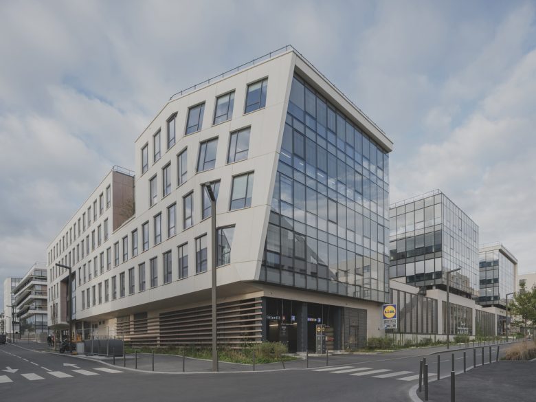 вид с перекрестка на здание Campus Lidl France