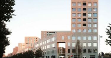 вид с перекрестка на здания 5TRACKS