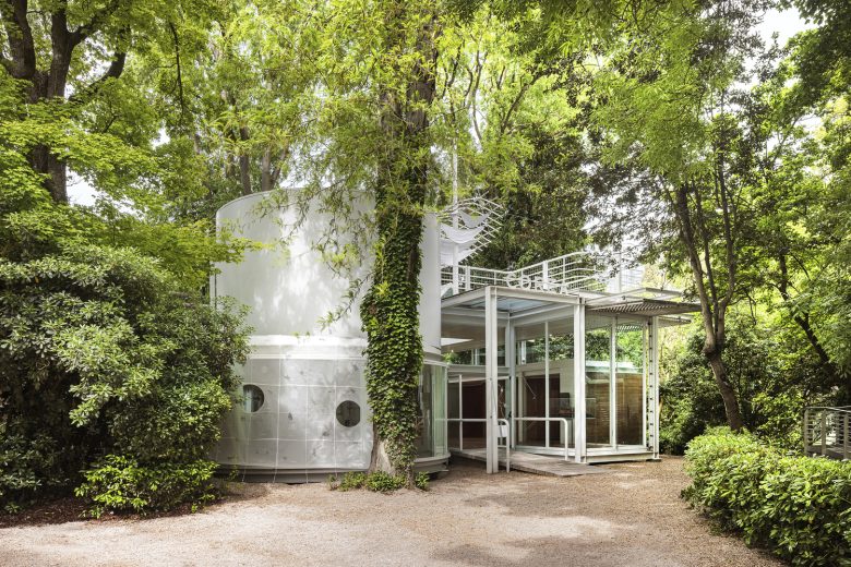 вид с улицы Korean Pavilion спереди