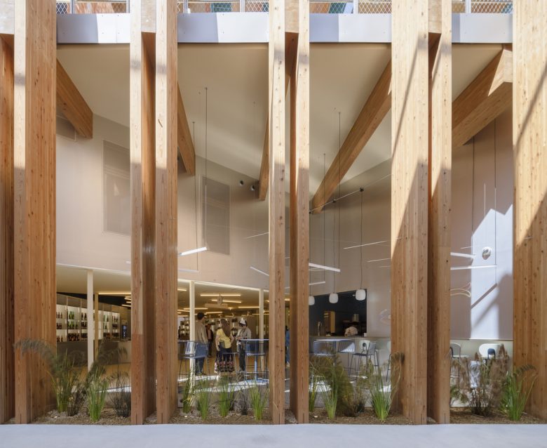 вид с улицы через окно Spanish Pavilion at Expo Osaka 2025