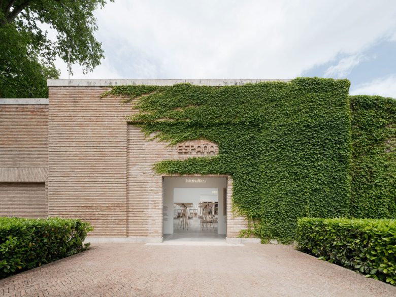 вид с улицы на вход Spanish Pavilion 2025