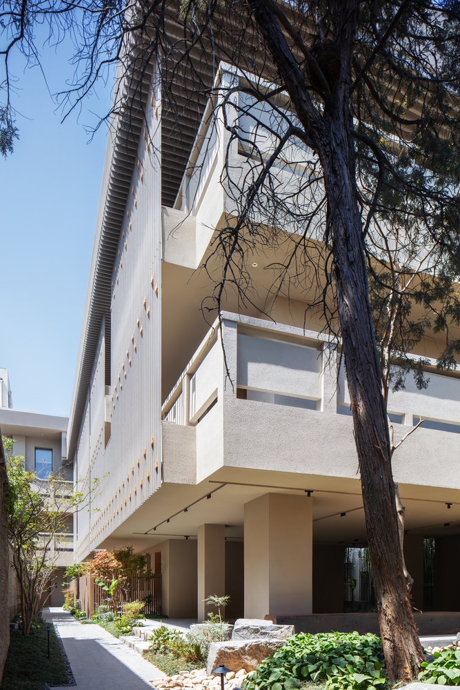 вид с улицы на здание Jiangnan House