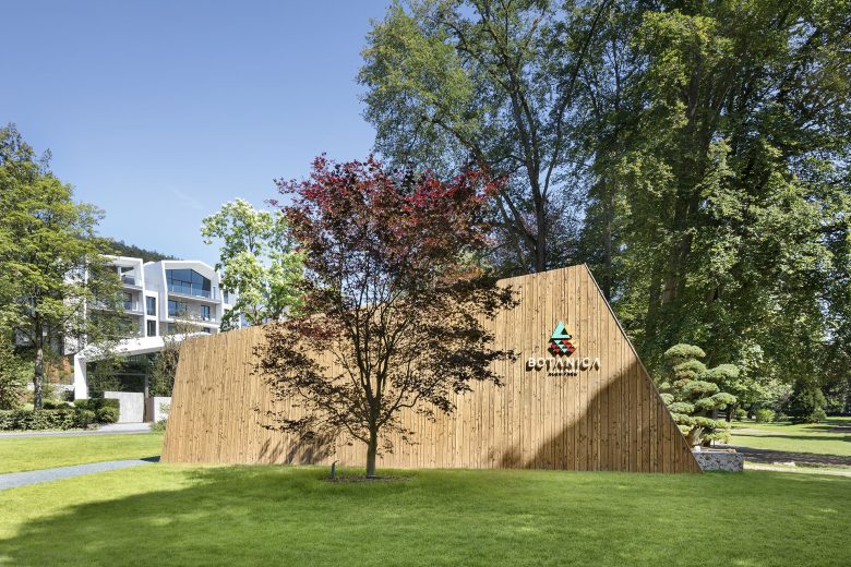 вид с улицы сбоку на павильон BOTANICA ALEA PARK