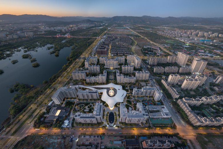 вид с высоты на здание и город Activity Center of Taikang Community Yan Garden