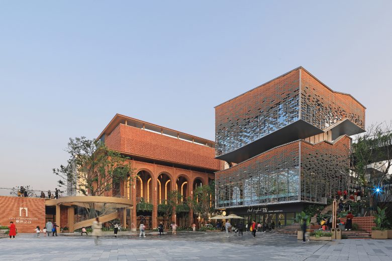 вид сбоку на здание City of Inspiration