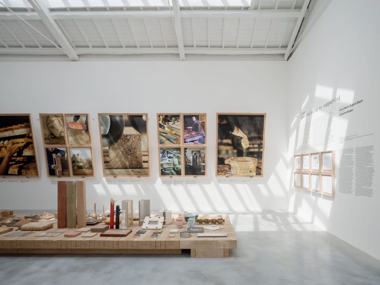 вид сбоку зал с картинами и напольным подиумом Spanish Pavilion 2025