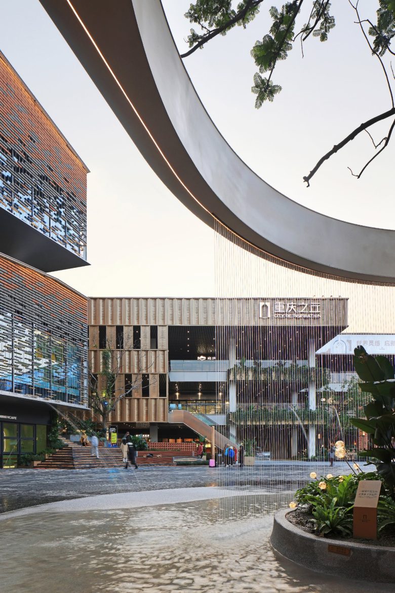 вид сквозь фонтан на здание City of Inspiration