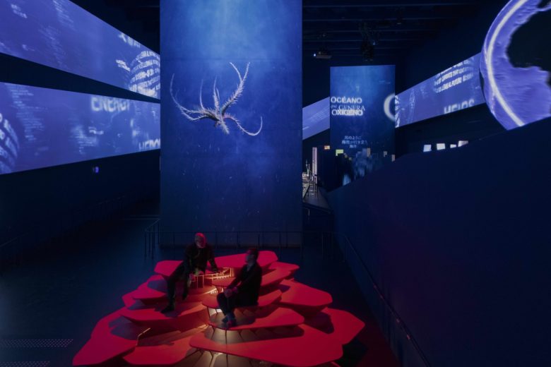 вид сверху на зрителей Spanish Pavilion at Expo Osaka 2025